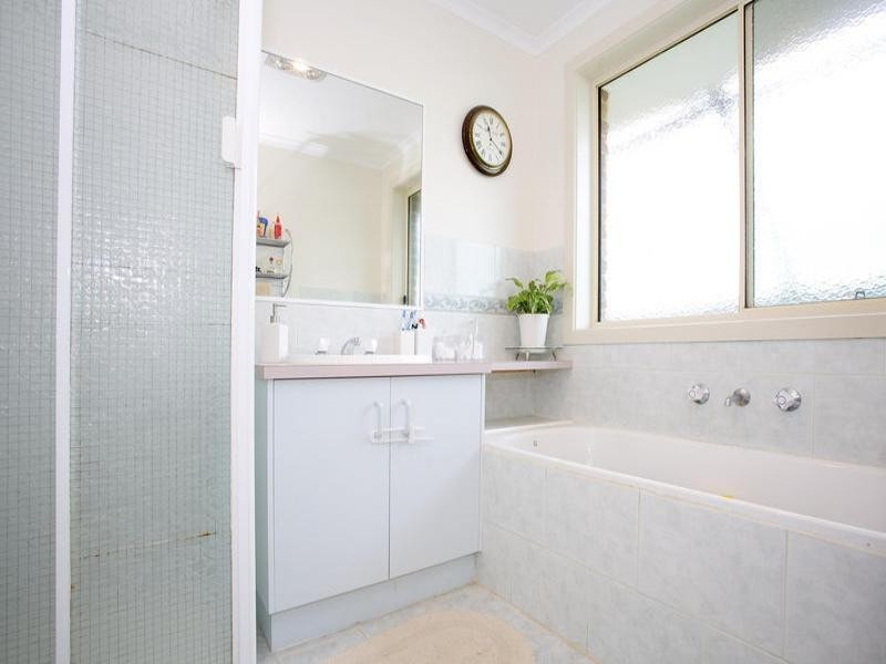 18 Trenton Parade, St Albans Park VIC 3219