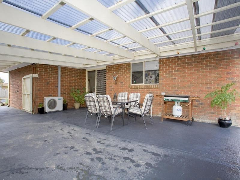 18 Trenton Parade, St Albans Park VIC 3219