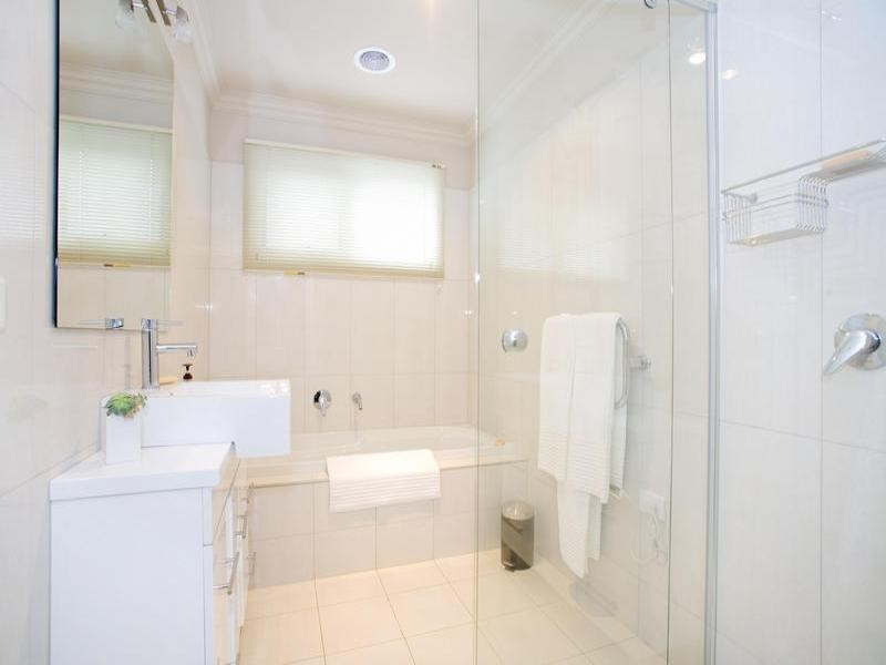 4 Clarke Street, Newtown VIC 3220