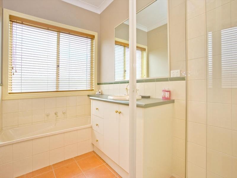 1-2 Oakwood Ridge, St Albans Park VIC 3219