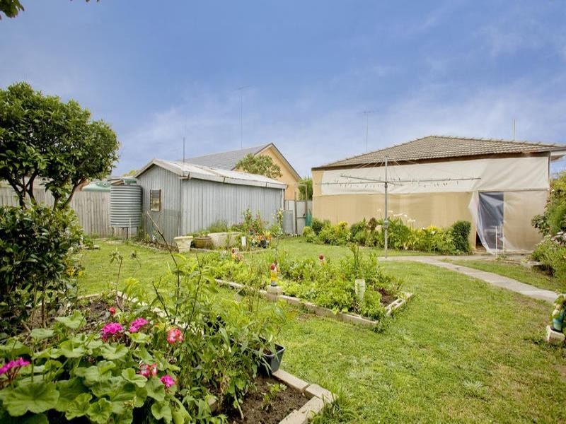 37 Fidge Crescent, Breakwater VIC 3219