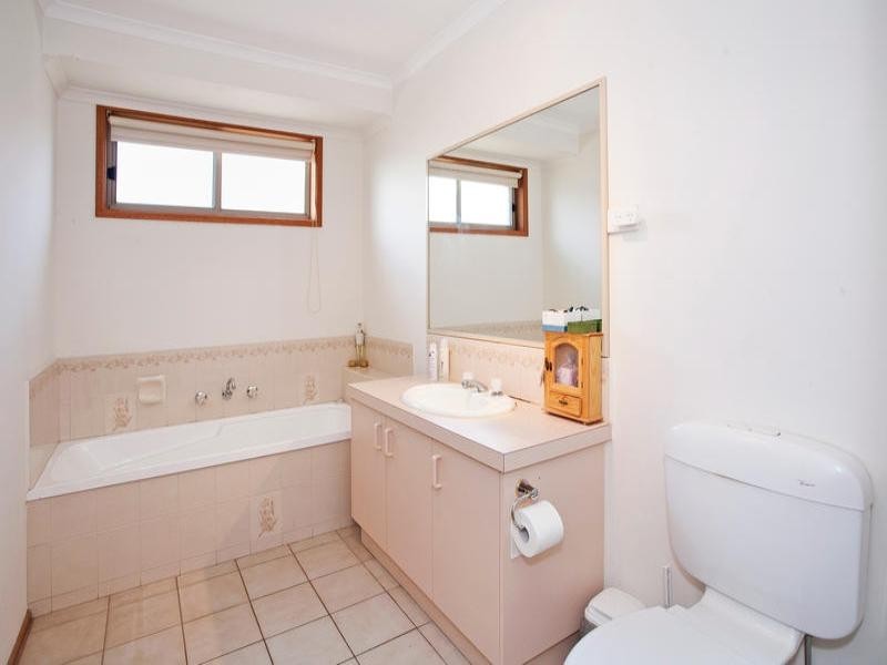 3 Chenin Mews, Waurn Ponds VIC 3216