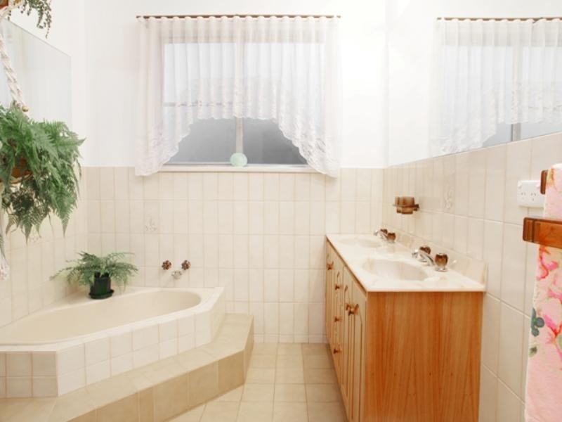 24 Acacia Street, Hamlyn Heights VIC 3215