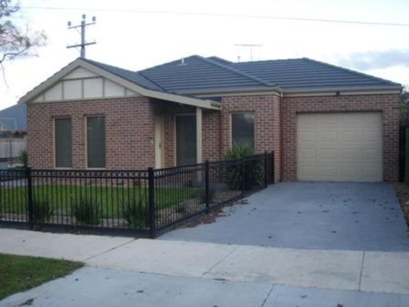 4 Silk Avenue, Manifold Heights VIC 3218