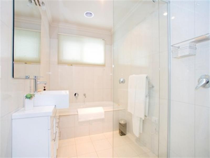 1/4 Clarke Street, Newtown VIC 3220