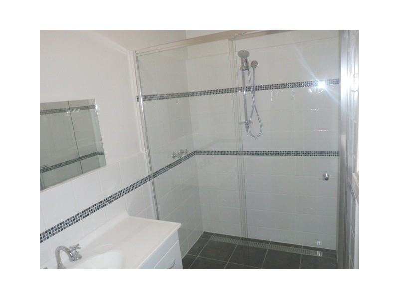 2/6 Strachan Avenue, Manifold Heights VIC 3218