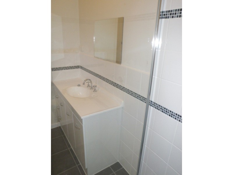 2/6 Strachan Avenue, Manifold Heights VIC 3218