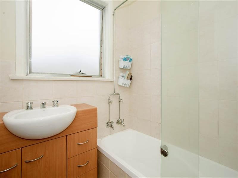 2/2 Tilly Court, Newcomb VIC 3219