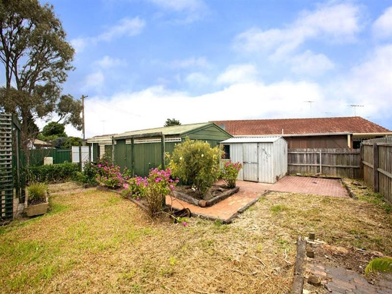 33 Aldershot Road, St Albans Park VIC 3219
