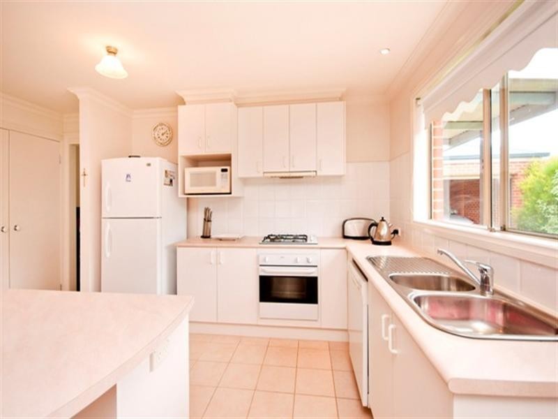 4 Bayfield Court, Newcomb VIC 3219