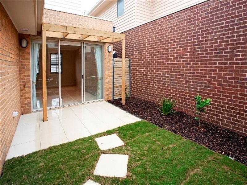 2/100-108 West Fyans Street, Newtown VIC 3220