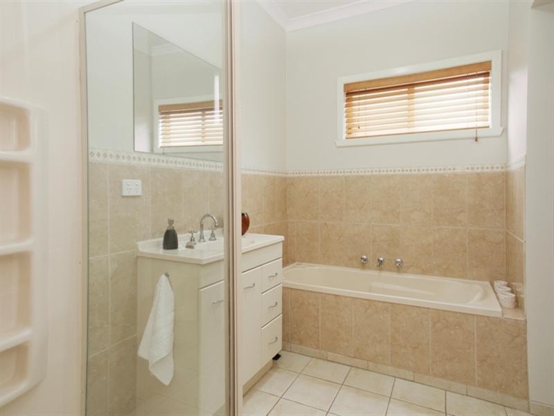 4 Mary Street, Hamlyn Heights VIC 3215