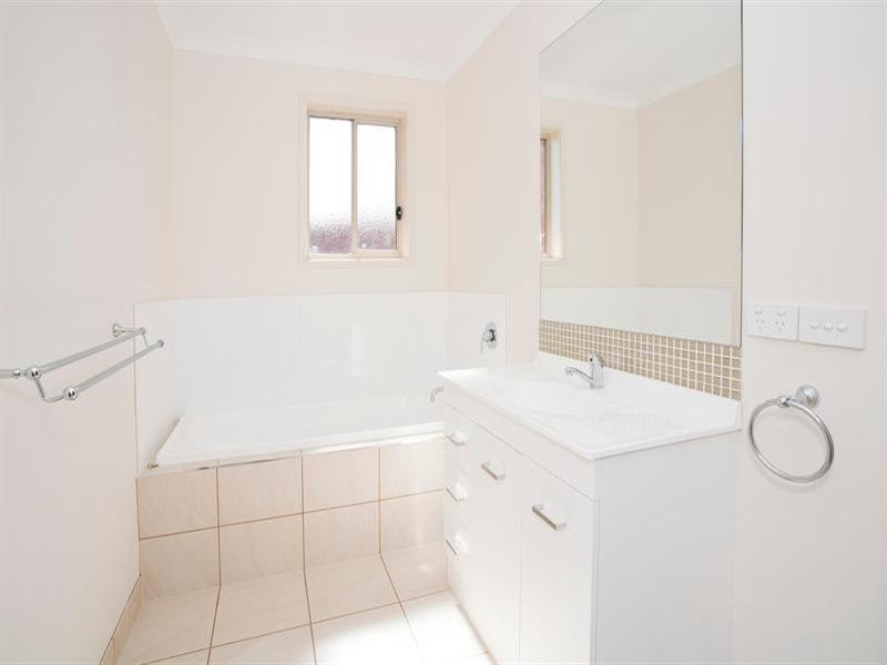 2/20 Trenton Parade, St Albans Park VIC 3219