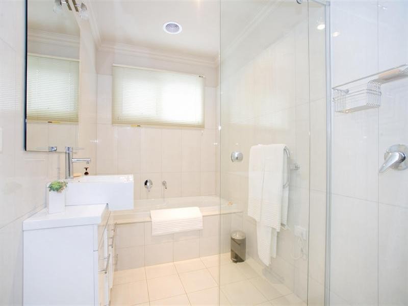 6 Clarke Street, Newtown VIC 3220