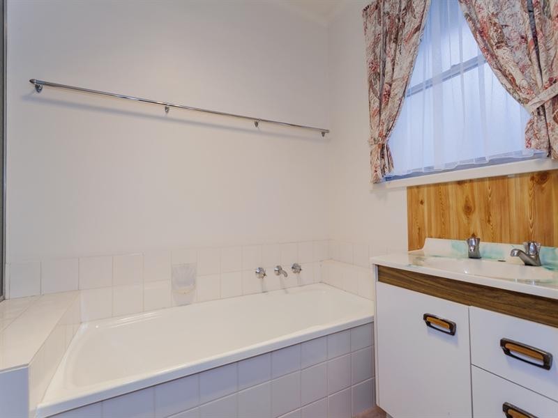 6 Telstar Court, Whittington VIC 3219