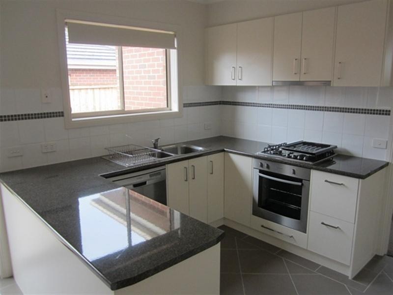 2/96 Roslyn Road, Belmont VIC 3216