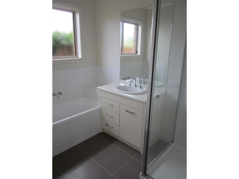 2/96 Roslyn Road, Belmont VIC 3216