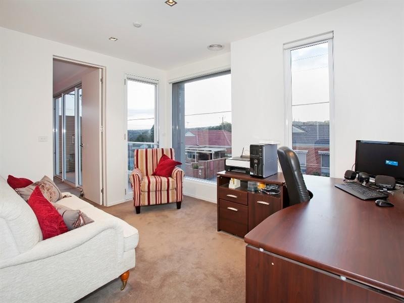 55 cairns Avenue, Newtown VIC 3220