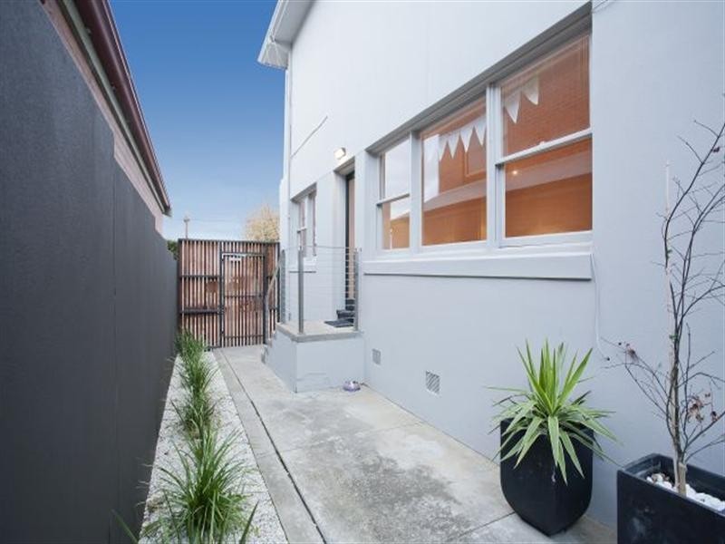 2/16 Laurel Bank Parade, Newtown VIC 3220