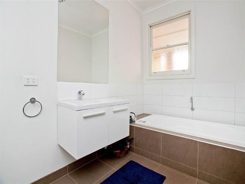 1/6 Charlotte Avenue, Newcomb VIC 3219