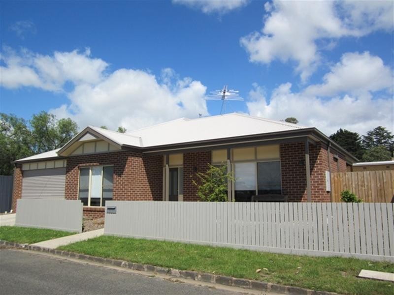 4 Raith Terrace, Newtown VIC 3220