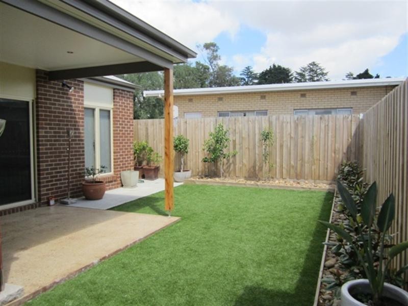 4 Raith Terrace, Newtown VIC 3220