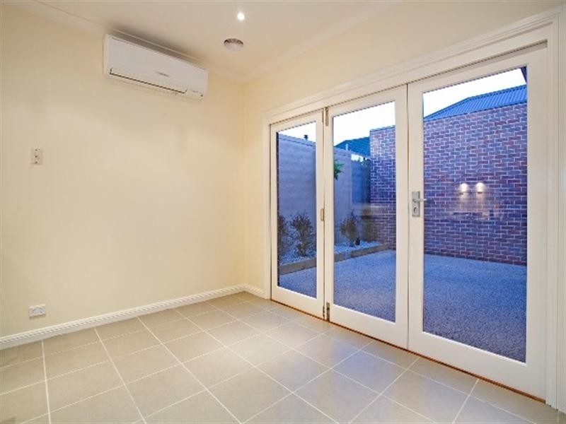 2/15 Sydenham Avenue, Manifold Heights VIC 3218