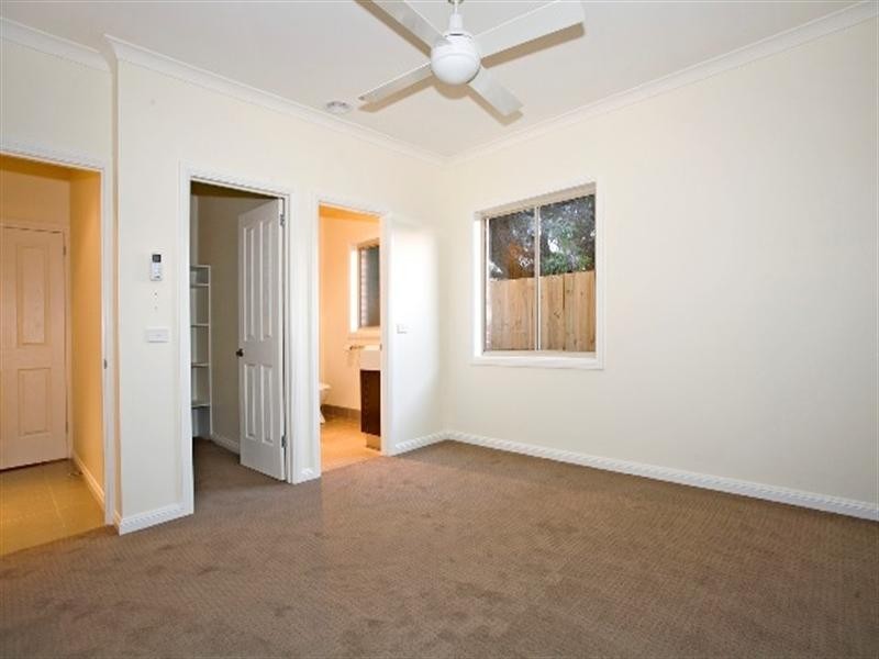 2/15 Sydenham Avenue, Manifold Heights VIC 3218