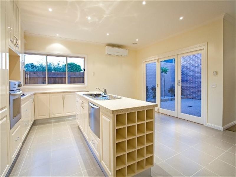 2/15 Sydenham Avenue, Manifold Heights VIC 3218