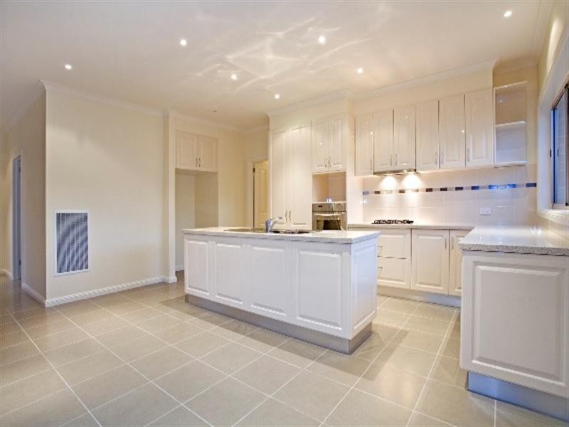 2/15 Sydenham Avenue, Manifold Heights VIC 3218