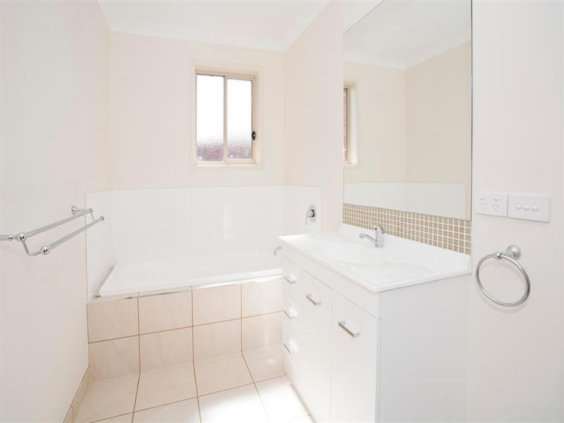 2/20 Trenton Parade, St Albans Park VIC 3219