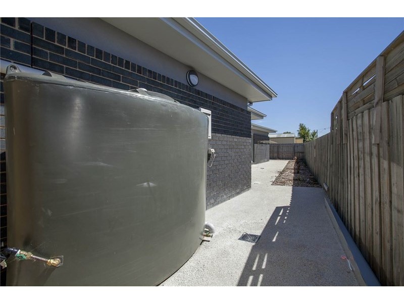 2/1 Herbert Court, Newcomb VIC 3219