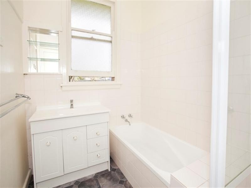 4 Herbert Court, Newcomb VIC 3219