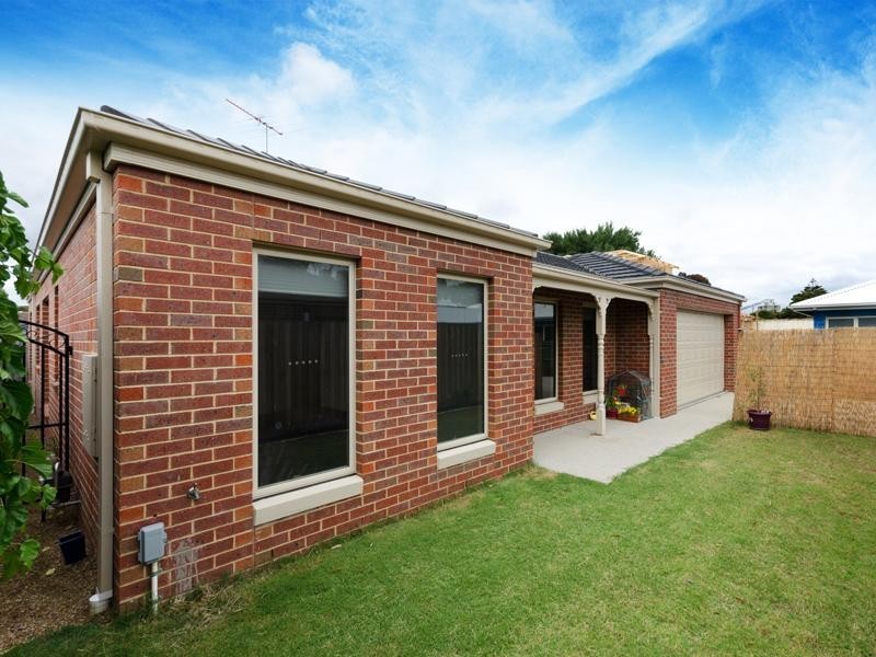 2/25 Finchaven Street, Herne Hill VIC 3218