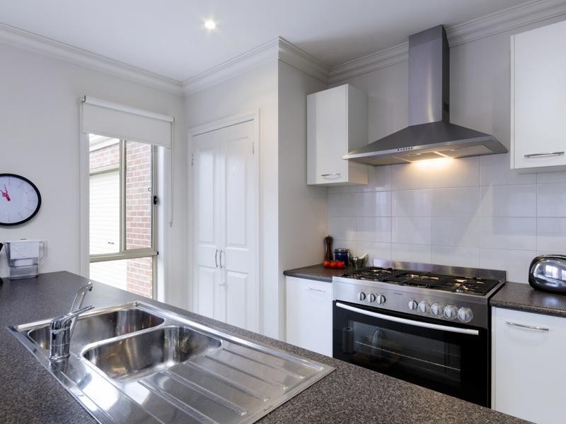 2/25 Finchaven Street, Herne Hill VIC 3218