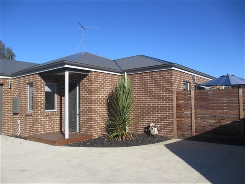 2/4 Lancaster Avenue, Newcomb VIC 3219