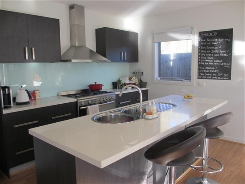 2/4 Lancaster Avenue, Newcomb VIC 3219