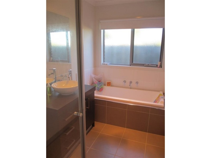 2/4 Lancaster Avenue, Newcomb VIC 3219