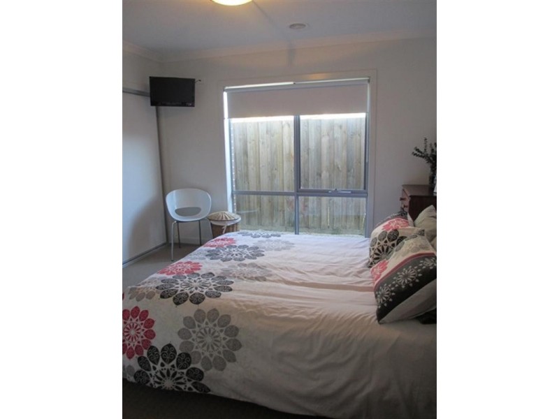 2/4 Lancaster Avenue, Newcomb VIC 3219