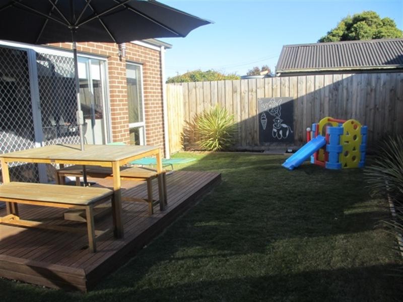 2/4 Lancaster Avenue, Newcomb VIC 3219