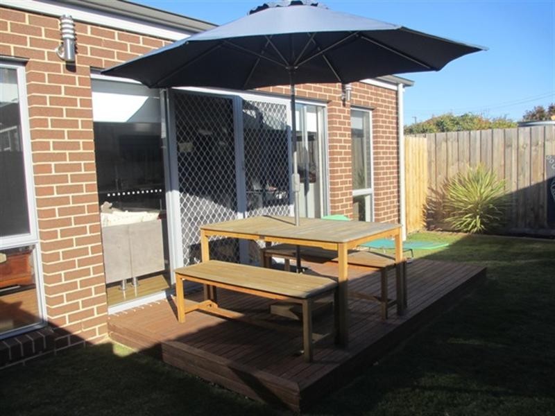 2/4 Lancaster Avenue, Newcomb VIC 3219