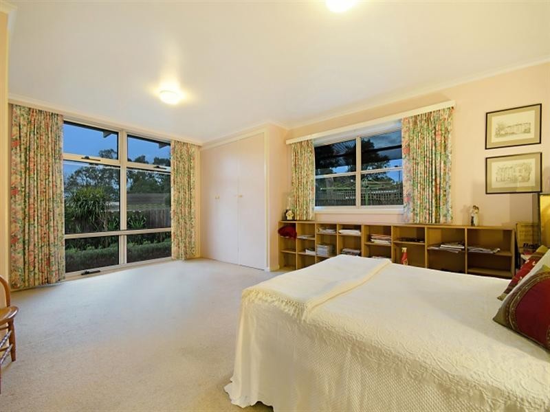 11 Araluen Parade, Belmont VIC 3216