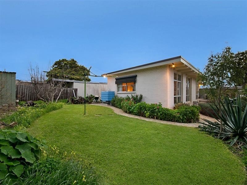 11 Araluen Parade, Belmont VIC 3216