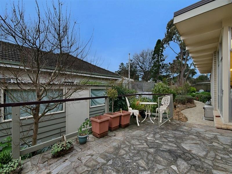 11 Araluen Parade, Belmont VIC 3216