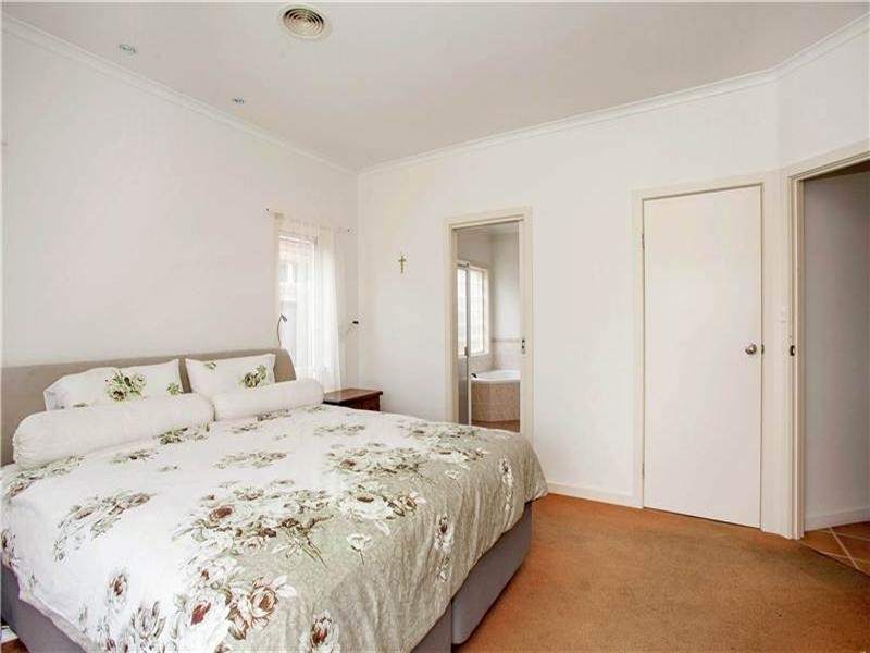 8 Nolan Place, Lovely Banks VIC 3221