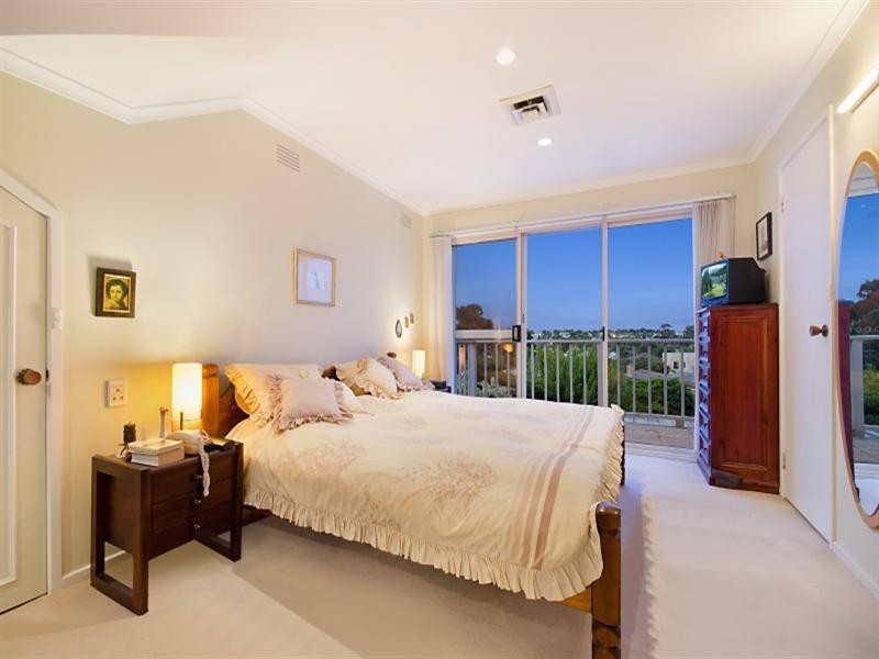 19 Layton Crescent, Newtown VIC 3220