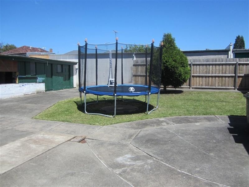 32 Bellarine Highway, Newcomb VIC 3219