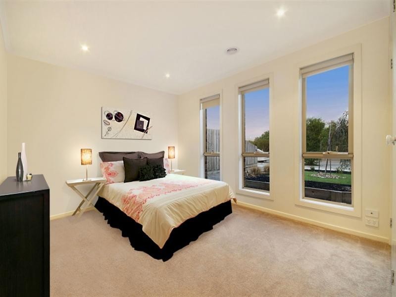 13 Moss Road, Leopold VIC 3224