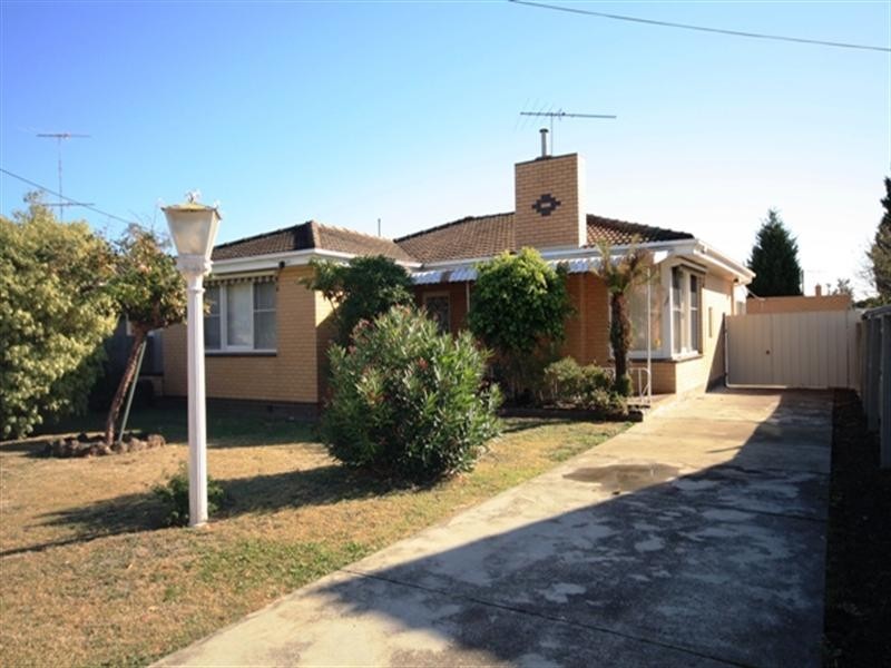 27 Watsons Road, Newcomb VIC 3219