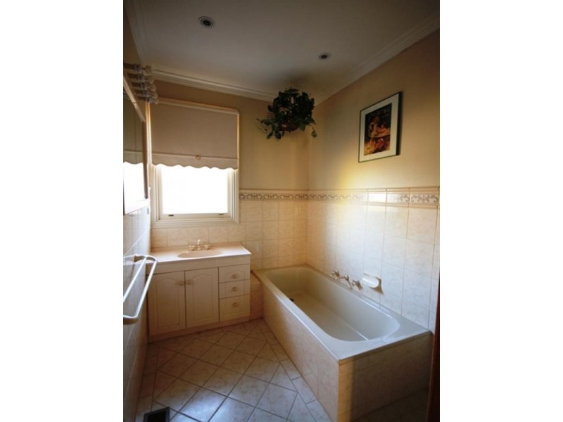 27 Watsons Road, Newcomb VIC 3219